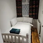 Mitcham Junction - 2 Bed Apartment - Sleeps 6