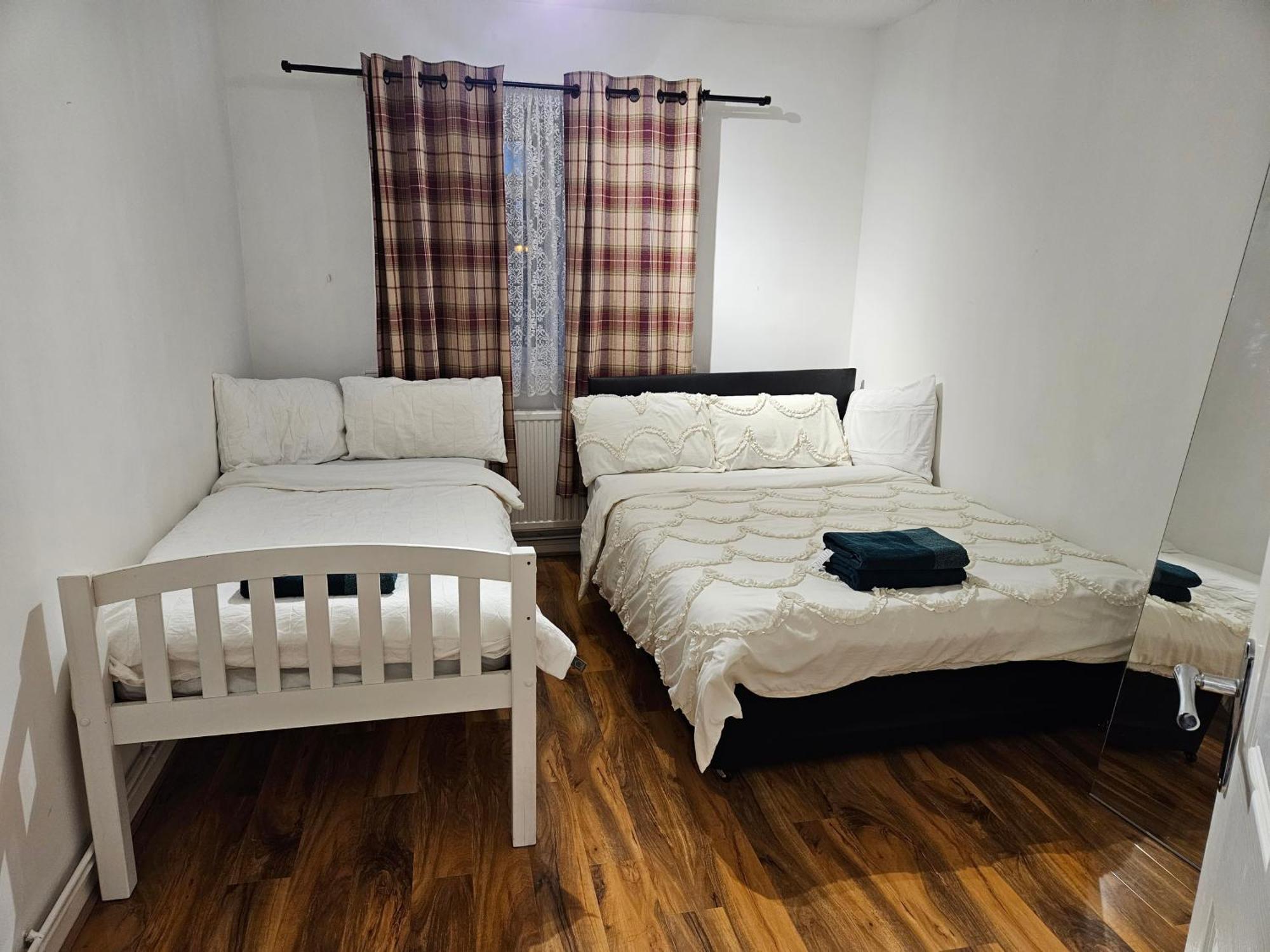 Mitcham Junction - 2 Bed - Sleeps 6 *